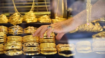 ارتفاع جديد في الذهب مع ضعف الدولار وتصاعد التوترات السياسية بواشنطن.. ما تأثير ذلك على السوق؟
