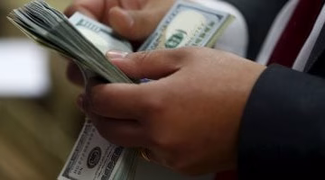 تأرجح جديد في سعر الدولار بالبنك الأهلي اليوم.. تعرف على التفاصيل