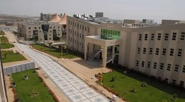 جامعة الملك خالد تفتح باب التوظيف بعقود للرجال والنساء براتب تنافسي.. تعرف على الشروط وطريقة التقديم الآن